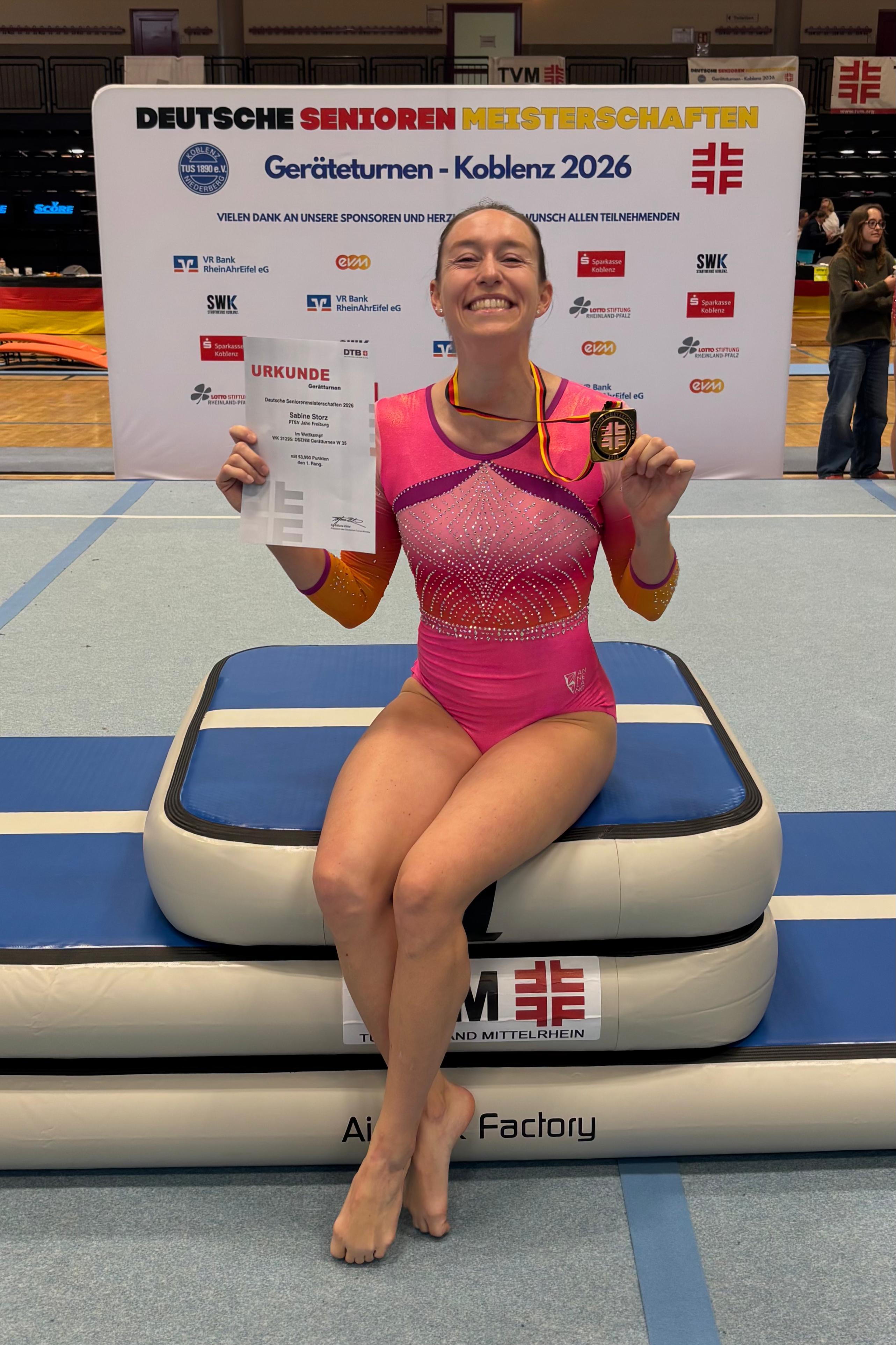 Sabine Storz auf dem Siegerpodest