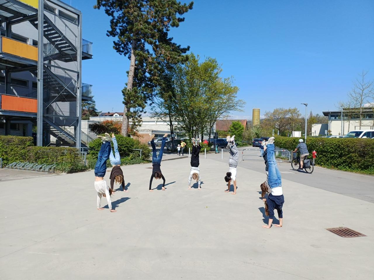 Handstand auf dem Parkplatz - Trainingslager in Überlingen