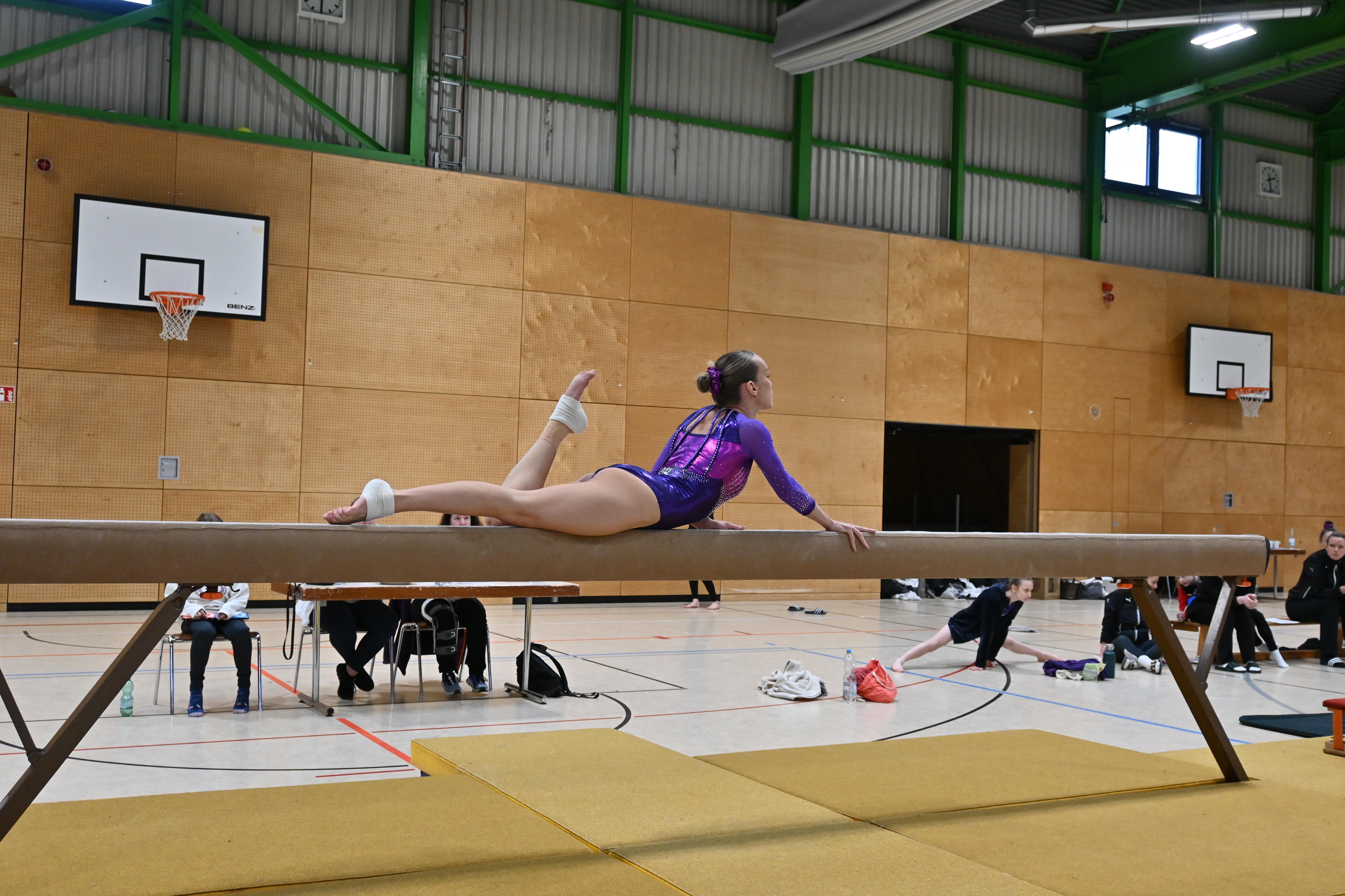 Celina Schmid am Balken