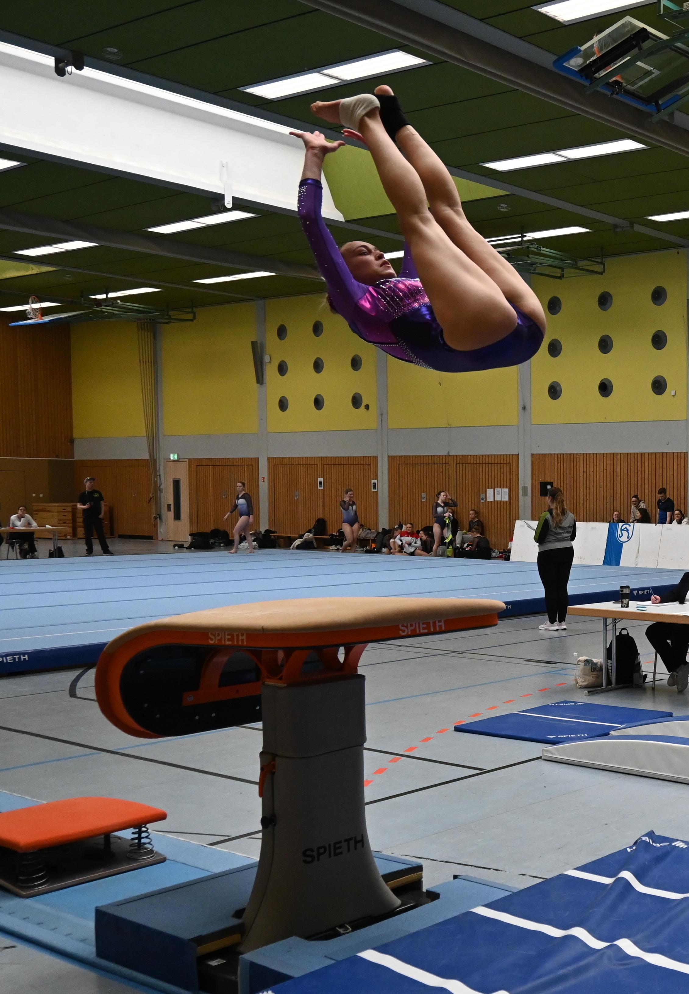 Celina Schmid am Sprung