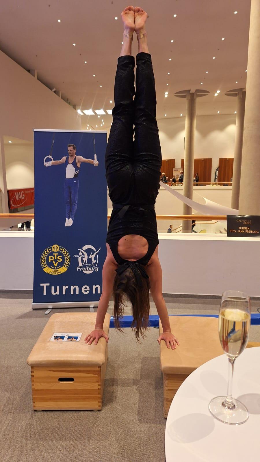 Sabine Storz im Handstand bei der Galanacht des Sports