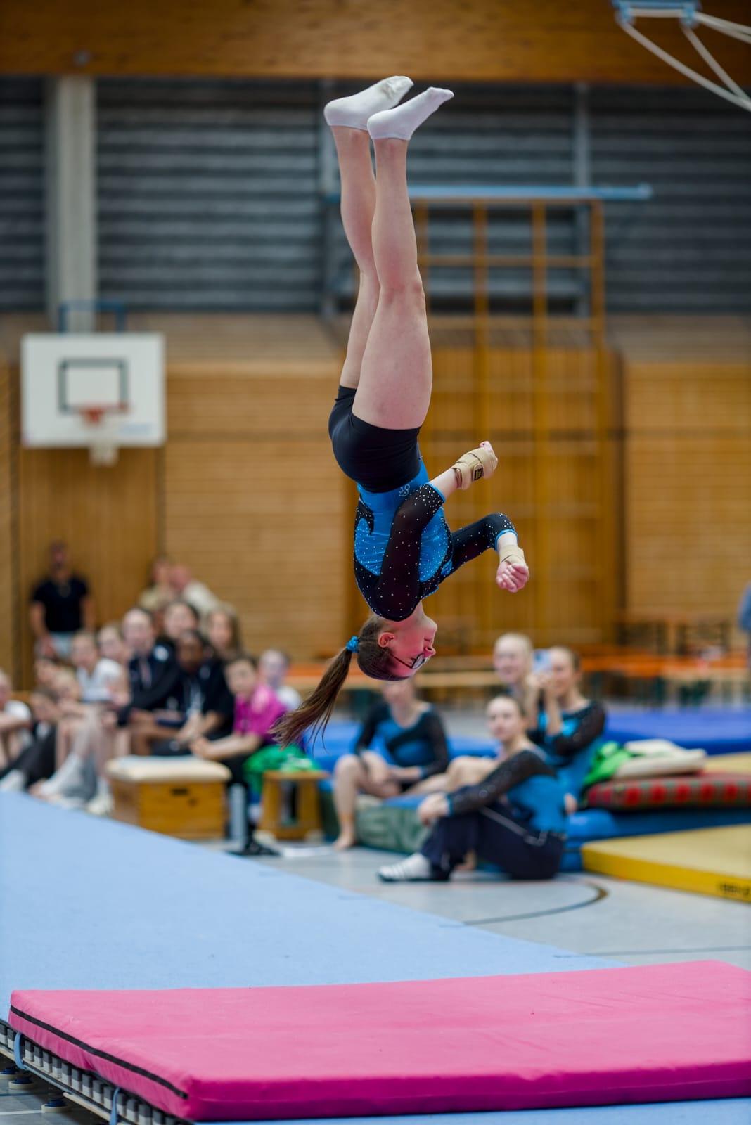 Lilli bei der Schraube am Boden