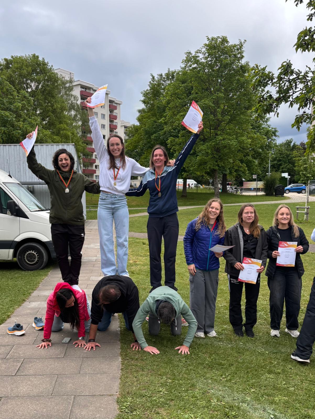 Platz 1 für Sabine Storz beim Jahnkampf - mit improvisiertem Siegerpodest
