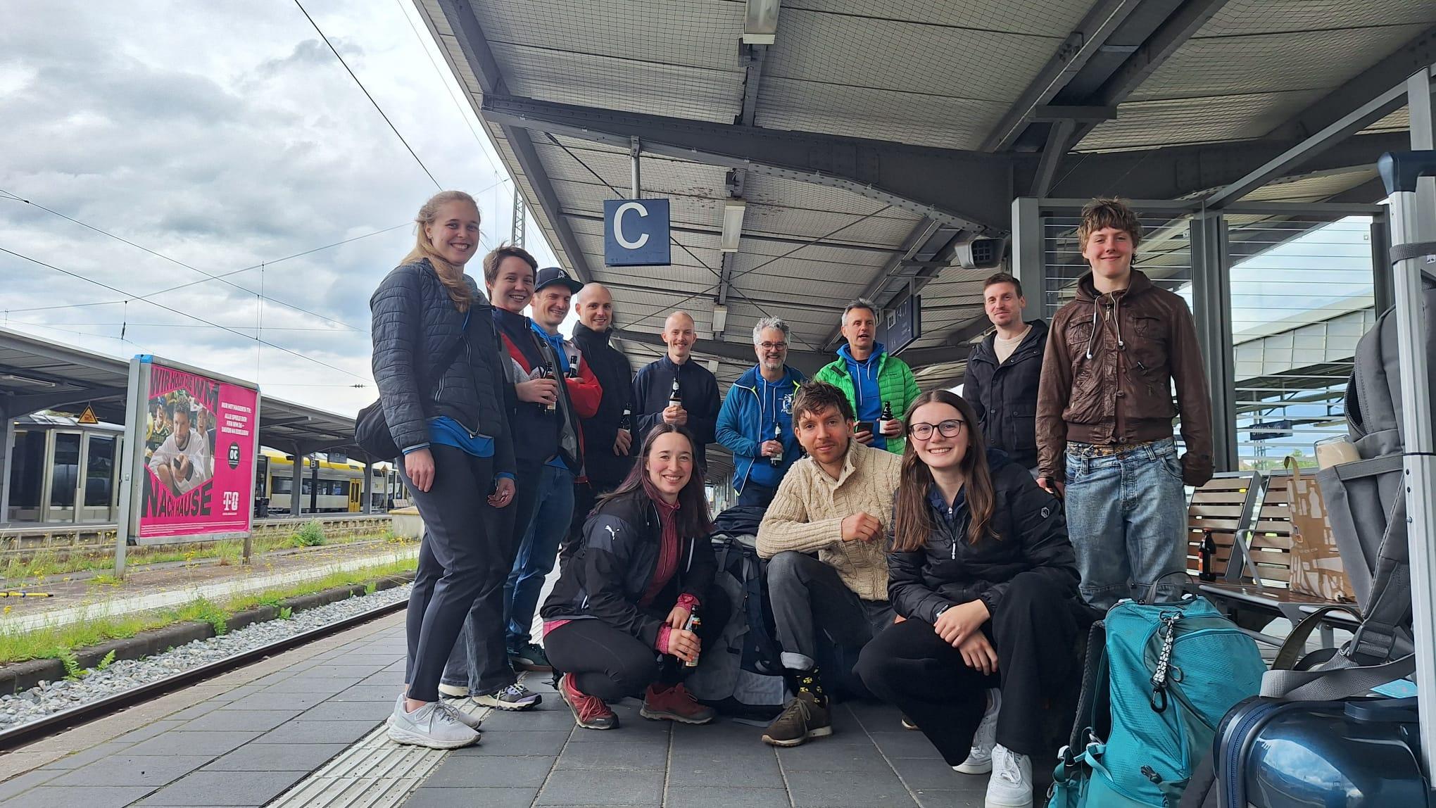 Am Bahnhof - die PTSV-Turnerinnen beim Landesturnfest in Konstanz