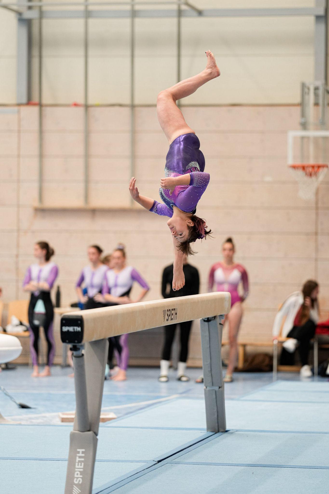 Noémie Harling am Balken