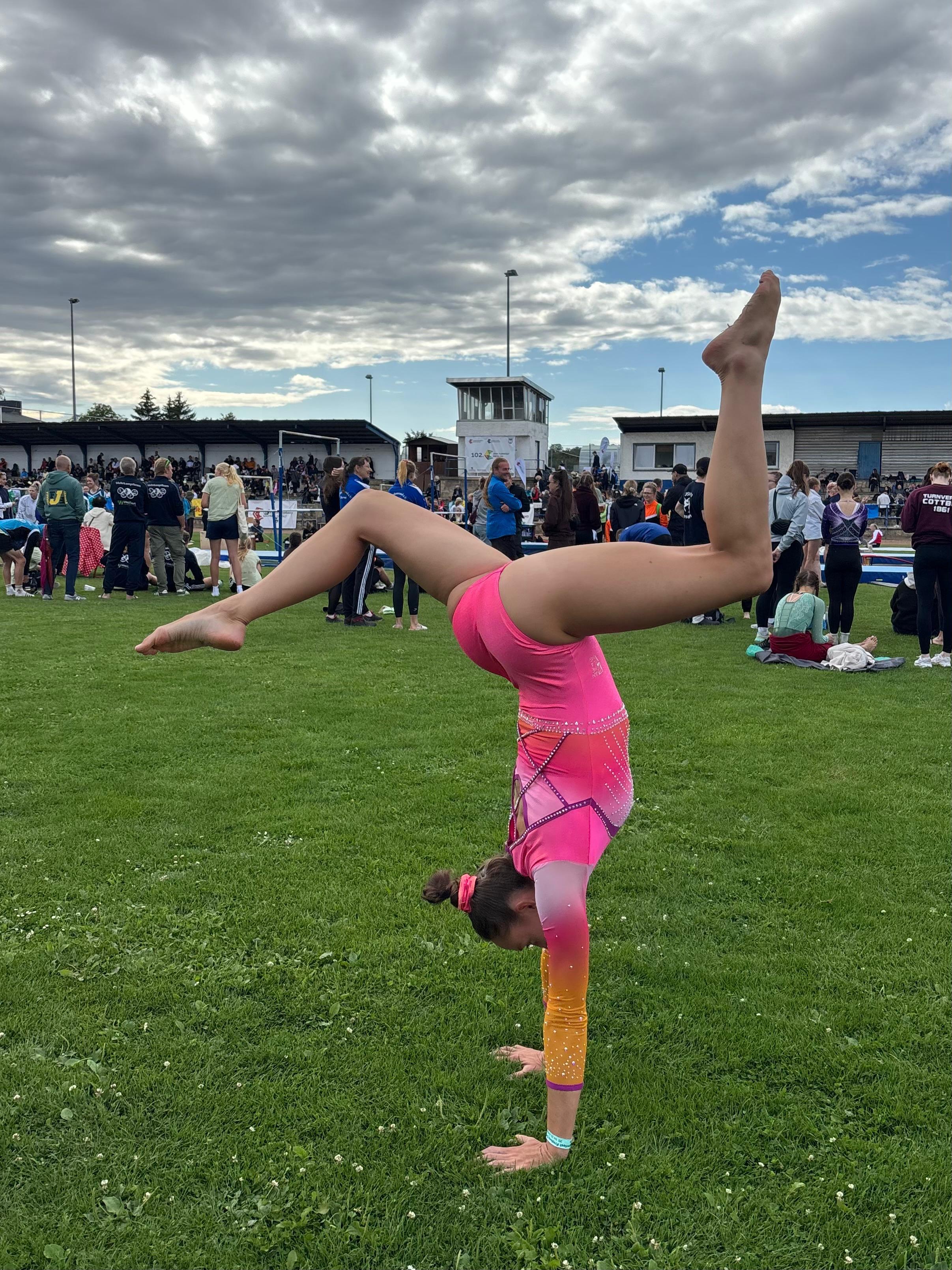 Sabine Storz Handstand auf der Wiese