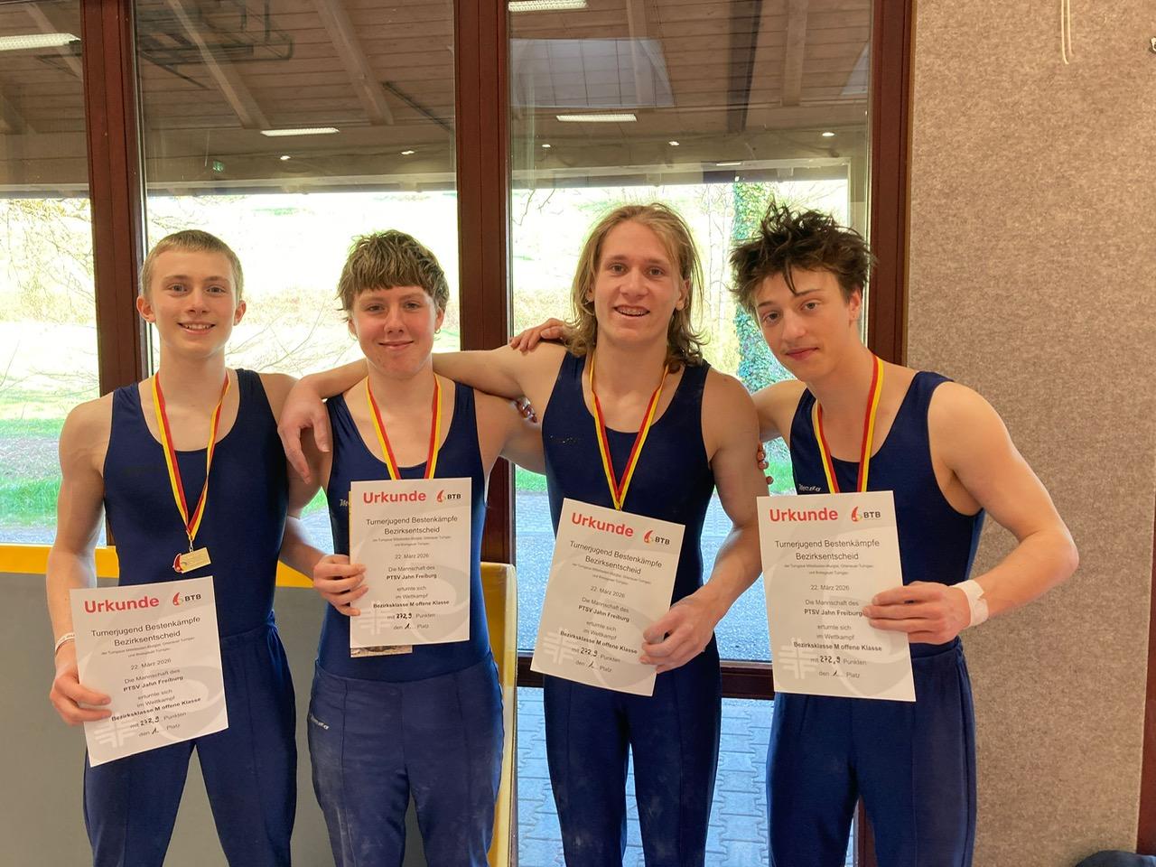 Die erfolgreichen vier Turner der offenen Klasse präsentieren stolz ihre Urkunden und Medallen