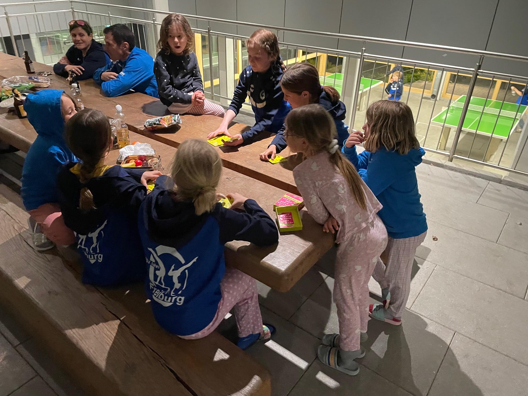 Abendlicher Ausklang bei Gesellschaftsspielen
