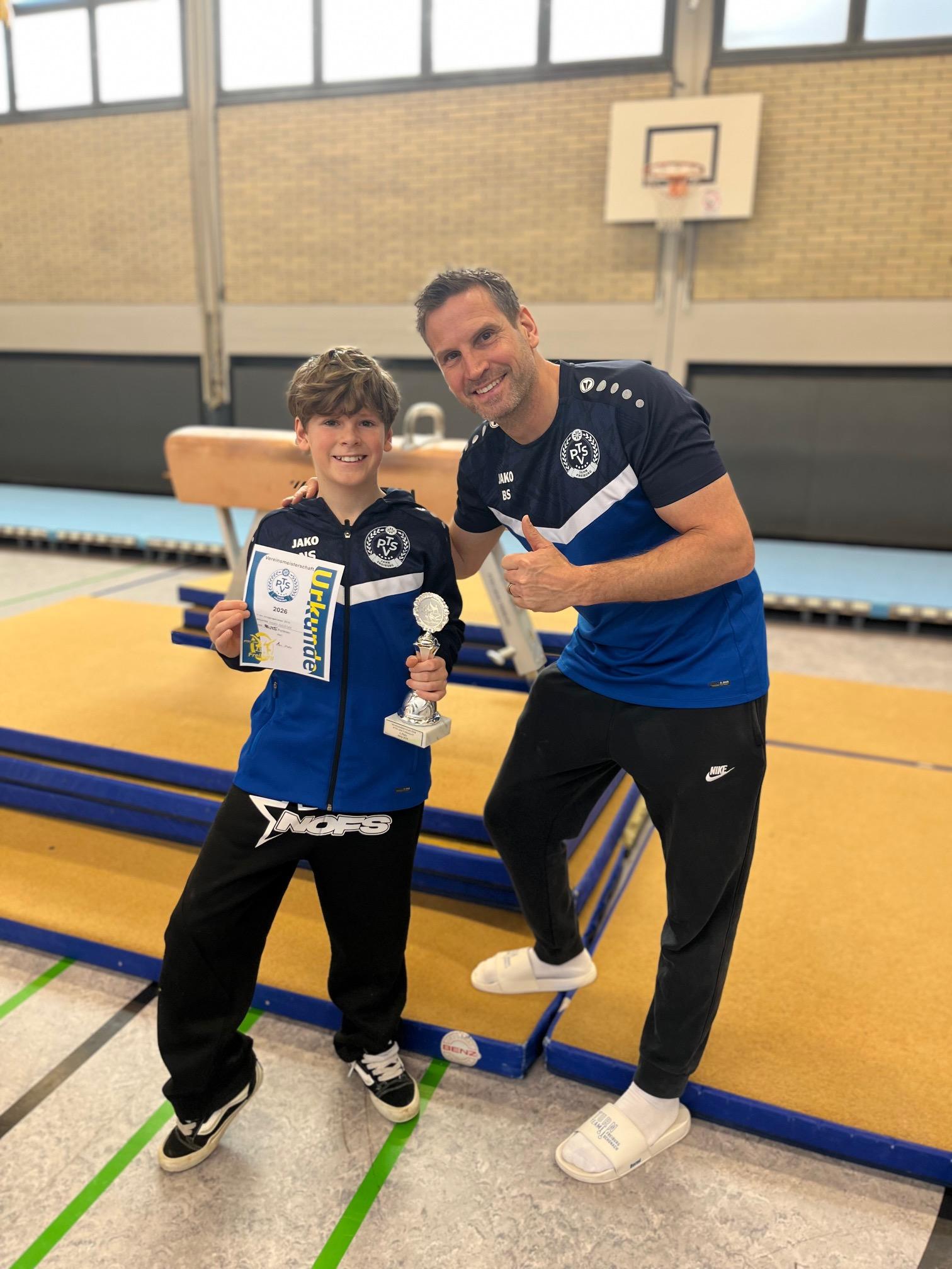 Vereinsmeisterschaften Turnen 2026 Stolzer Trainer und stolzer Turner