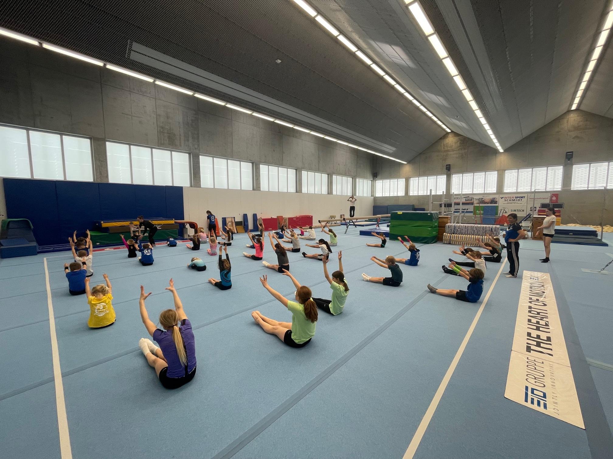 Gemeinsames Aufwärmen in der Kunstturnhalle Überlingen