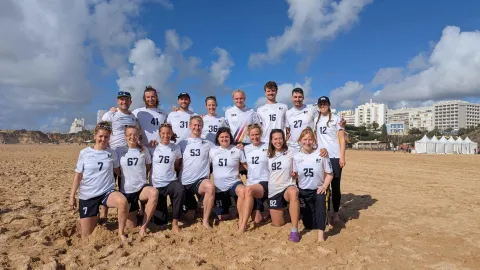 Freiburger Spielerinnen und Spieler im Nationaltrikot am Strand von Portimao, Portugal