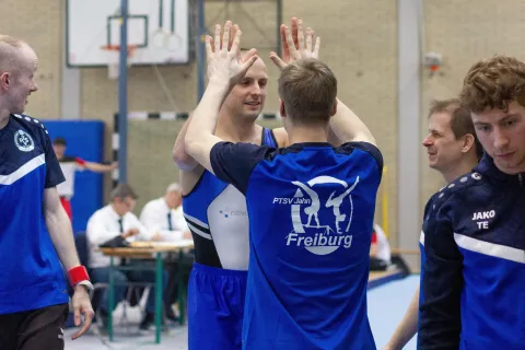 Abklatschen nach gelungenen Übungen bei den PTSV-Turnern