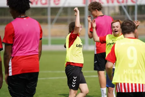 2026_Inklusionskickers-zu-Gast-Freiburger-Fußballschule