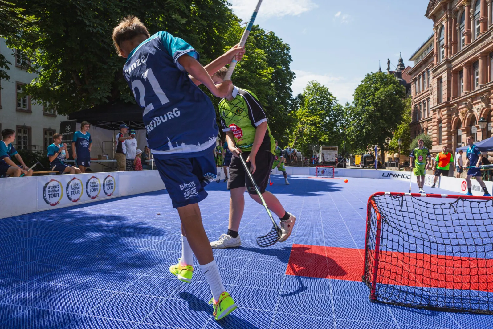 Streetfloorball Szene mit Jugendspieler