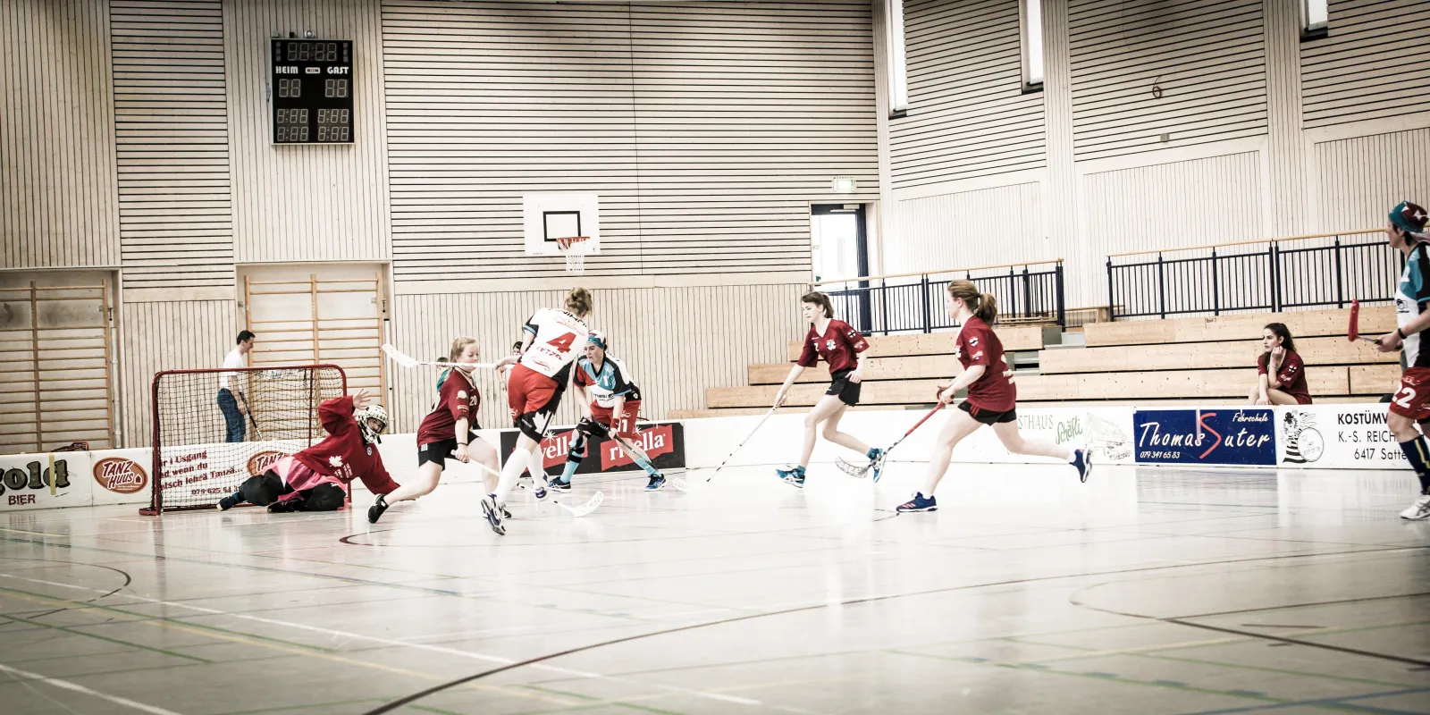 Spielszene Floorball Frauen Torschuss