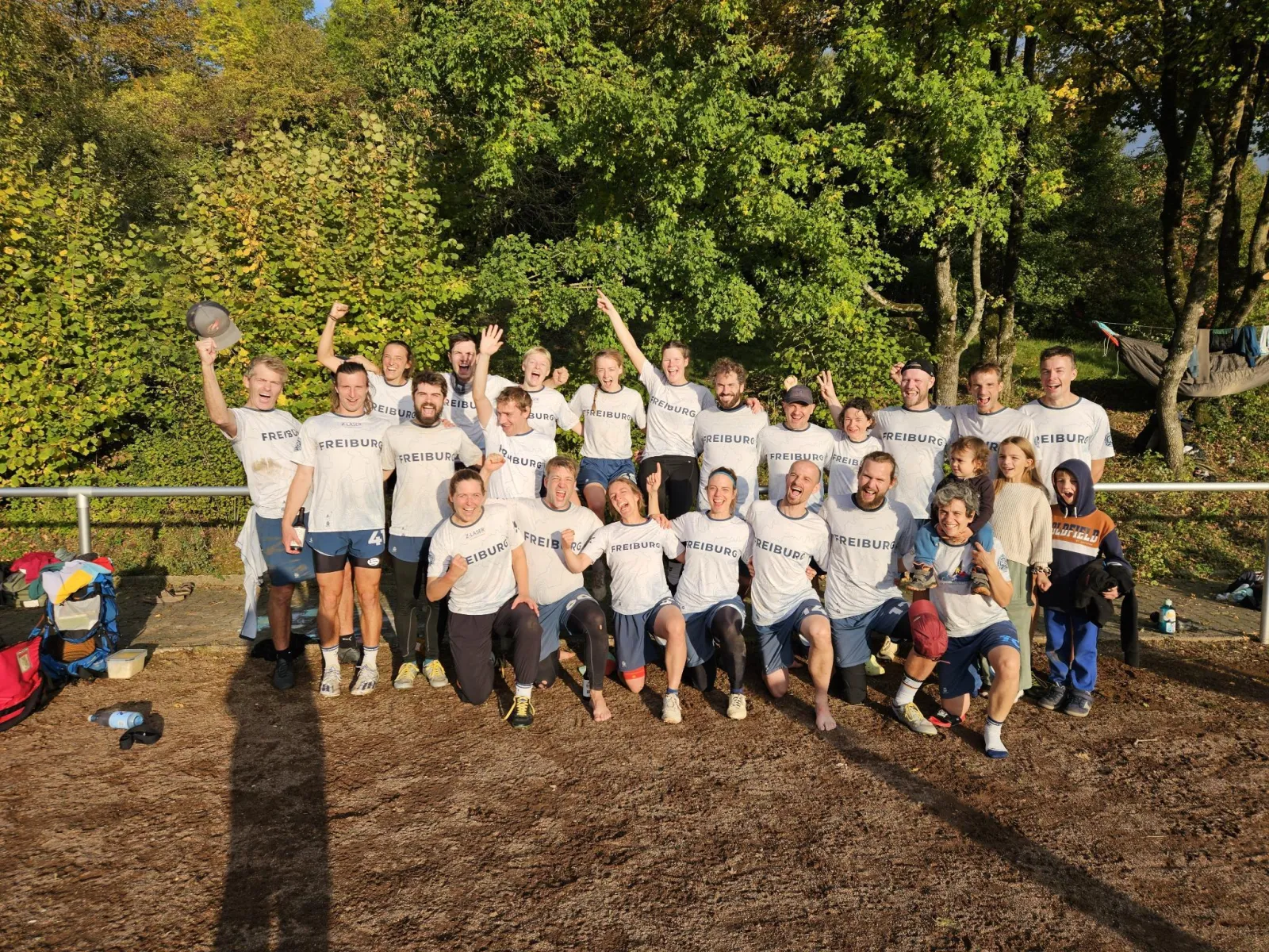 Disconnection Masters in hellen Trikots jubeln der Sonne entgegen